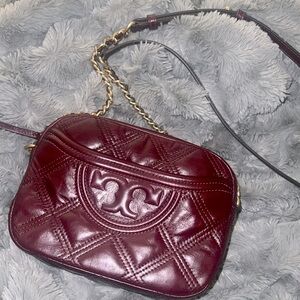 Small Fleming Camera Bag by Tory Burch.
Burgundy quilted soft genuine leather.